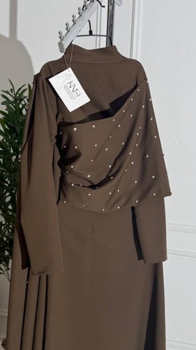 فستان برقبه مرتفعه وتطريز ناعم