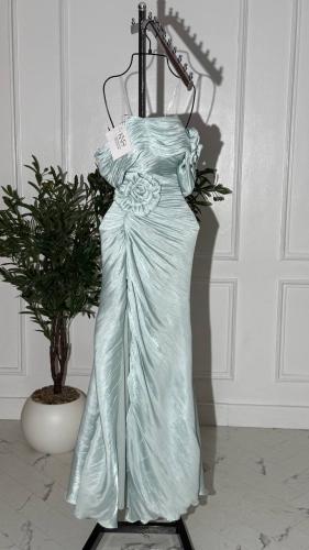 فستان سهرة تيفاني فاتح طويل من خامة كرنكل مزين بور...