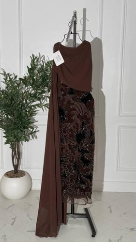 فستان الخامة مخمل مع شك فاخر ولمسات جورجيت تضيف نع...