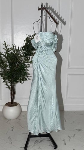 فستان سهرة تيفاني فاتح طويل من خامة كرنكل مزين بور...