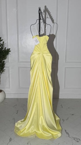 فستان سهرة طويل بدون اكمام مع وردة