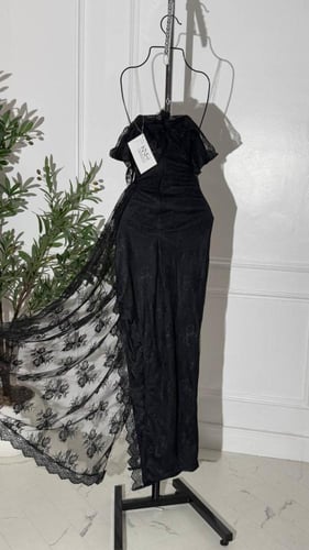 فستان اسود دانتيل مع ذيل جانبي