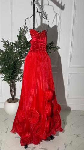 فستان سهرة أحمر كورسيه مطرز مع تنورة أورجنزا وورود...