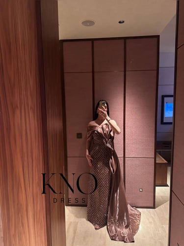 فستان بني طويل بلمعة ميكادو فاخر مع عقدة جانبية وش...