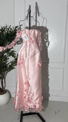 فستان طويل ضيق مزين بالورد