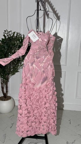 فستان وردي فاخر بورود ثلاثية وتطريز أنيق