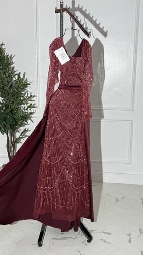 فستان سهرة بتصميم سلاسل مع تفته