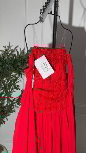 فستان احمر بأكمام طويلة مع شك