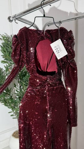 فستان نرجس ترتر خمري طويل بأكمام طويلة