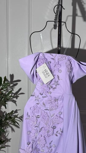 فستان سهرة موف بتطريز و ذيل جانبي