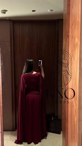 فستان عودي جورجيت فاخر بإطلالة أنيقة وانسيابية