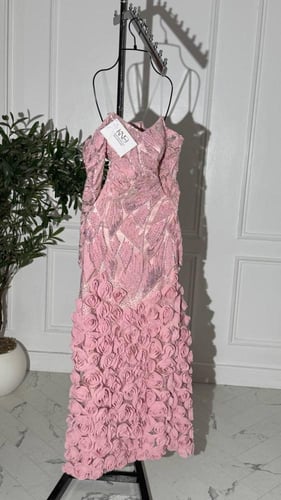 فستان وردي فاخر بورود ثلاثية وتطريز أنيق