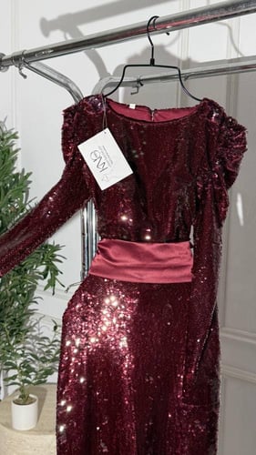 فستان نرجس ترتر خمري طويل بأكمام طويلة