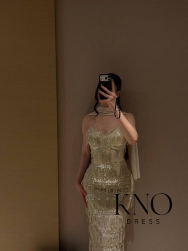 فستان بيج بخامة هدب أنيقة مع شال جورجيت خفيف لإطلا...