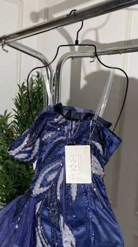 فستان كحلي فاخر بتطريز لامع وتل جانبي انسيابي