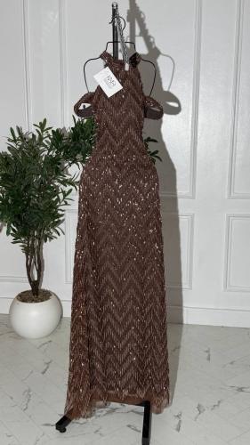 فستان شك بني طويل فاخر بتصميم أنيق وجذاب