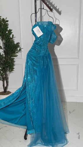 فستان سهرة فيروزي طويل مع ذيل جانبي