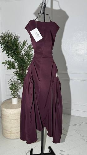 فستان ساده ناعم بتفاصيل جانبيه بدون أكمام بتصميم ر...