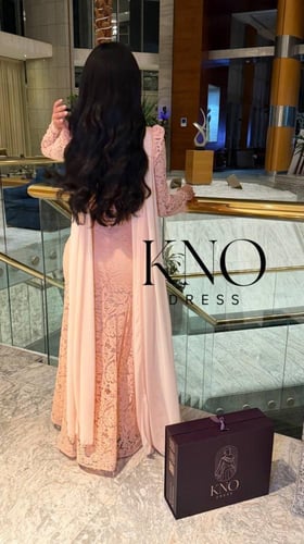 فستان دانتيل أنيق بقصة ناعمة