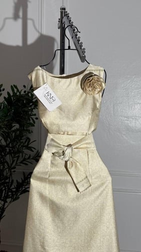 فستان مع وردة بالأعلى وحزام