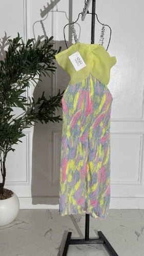 فستان ترتر ملون مع اورقنزا اصفر