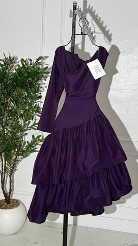 فستان ميدي بنفسجي كم طويل وقصة غير متناسقة