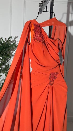 فستان طوبي طويل مع تطريز بقماش جورجيت