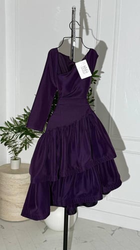 فستان ميدي بنفسجي كم طويل وقصة غير متناسقة