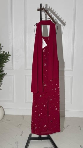 فستان برغندي طويل مع لول وفصوص