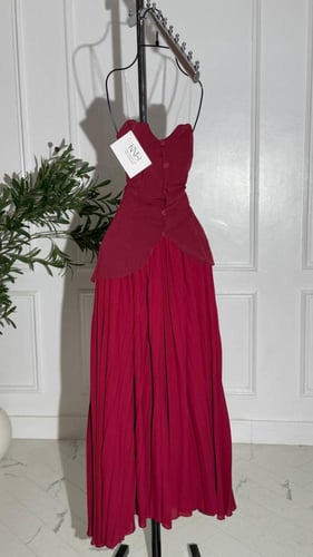 فستان سهرة أحمر طويل جورجيت باربي مع شال وتصميم بأ...