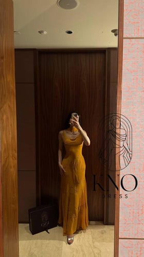 فستان سهرة ذهبي جورجيت مطرز فاخر بتصميم انسيابي جذ...