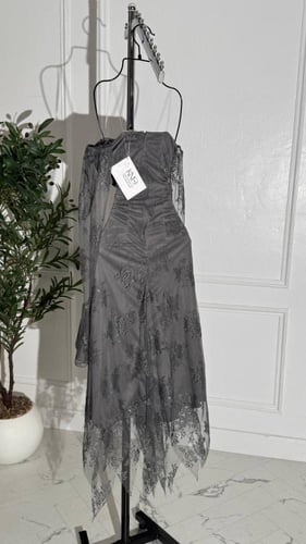 فستان رمادي داكن بقماش الدانتيل