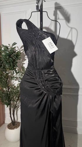 فستان اسود كرنكل مع وتر اسود بفتحة