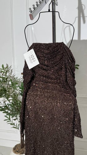 فستان دانتيل بني مطرز بكردانة ولؤلؤ فاخر بتصميم أن...