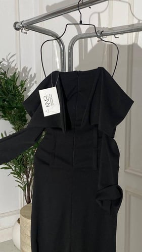 فستان روان أسود أنيق بتفصيلة زهرة بيضاء فاخرة