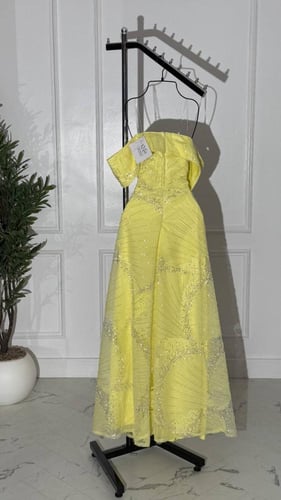 فستان سهرة أصفر كلوش بتطريز ورود لامعة فخم