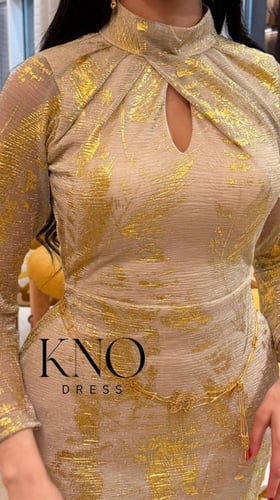 فستان برنت مموج ذهبي… فخامة تلمع مع كل حركة