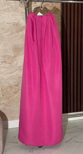 فستان وهج فوشي بتصميم كاب ملكي