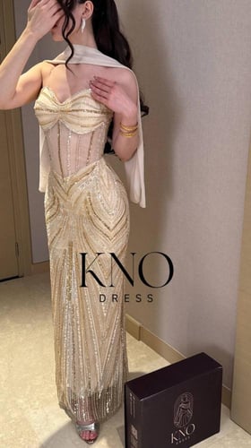 فستان شك ذهبي فاخر خاص مع شال جورجيت ناعم بإطلالة...