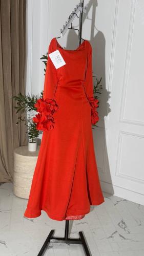 فستان طويل بأكمام طويلة من الورد