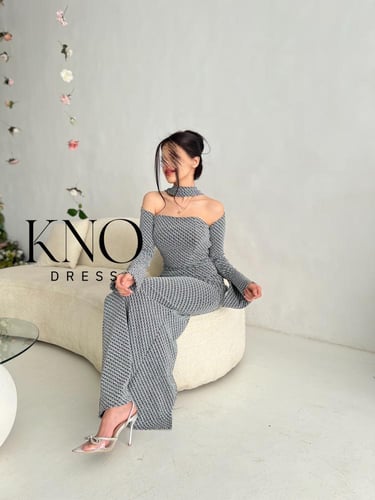 فستان فضي طويل لامع بأكمام طويلة