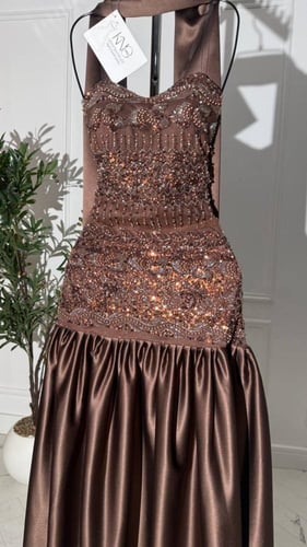 فستان سهرة بني شك مع تفته و شال