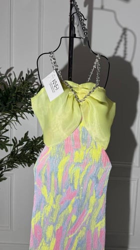 فستان ترتر ملون مع اورقنزا اصفر