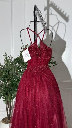 فستان سهرة عودي طويل من التل الفاخر مزين باللؤلؤ ب...