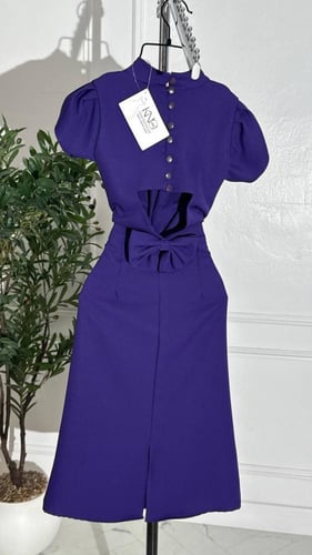 فستان قصير مع ازرار وفيونكه بالخلف