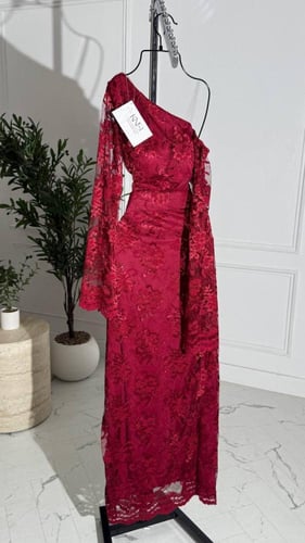 فستان طويل دانتيل مزين بفصوص