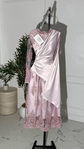 فستان ناعم طويل من قماش التفته