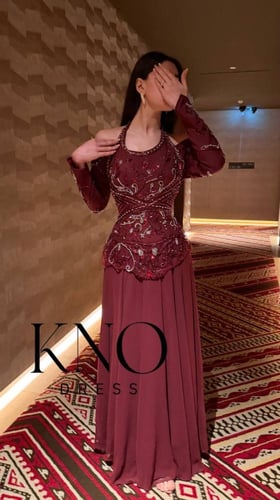 فستان بايزي مطرز يدوياً بجورجيت مبطن لإطلالة أنيقة