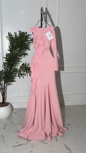 فستان باربي بينك أنيق مع تفاصيل ليزر فاخرة