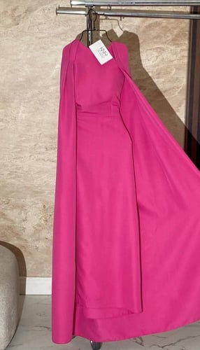 فستان وهج فوشي بتصميم كاب ملكي